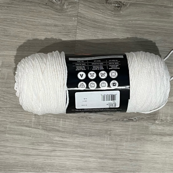 NWT Set of 7 Skeins Red Heart With Love Yarn (White/Red/Green/Blue) Medium Wt #4 - Picture 15 of 16